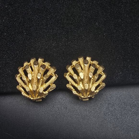 Vintage Gold Tone Scalloped Sea Shell Earrings Clip On Costume Jewelry Beachy - Picture 1 of 6